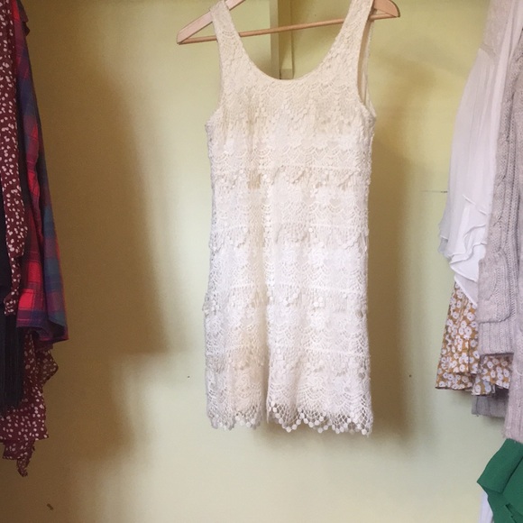 Lace cream dress - Picture 3 of 3